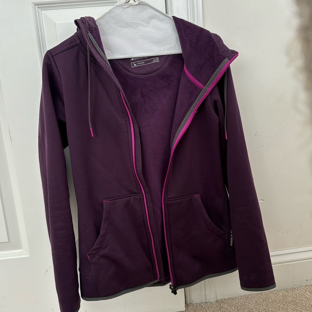 Like new Eddie Bauer zip up outdoor hoodie.
